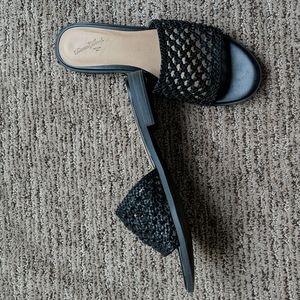 Universal thread woven slides size 8 black